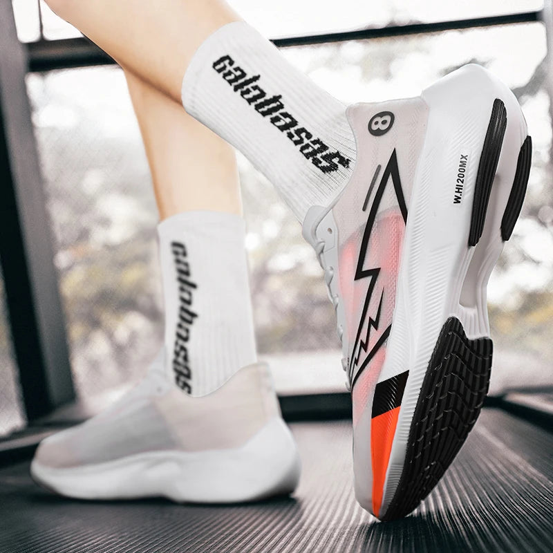 tênis para caminhada,
tênis esportivo,
tênis masculino,
moderno,
esporte,
corrida,
versátil,
moda fit masculina,